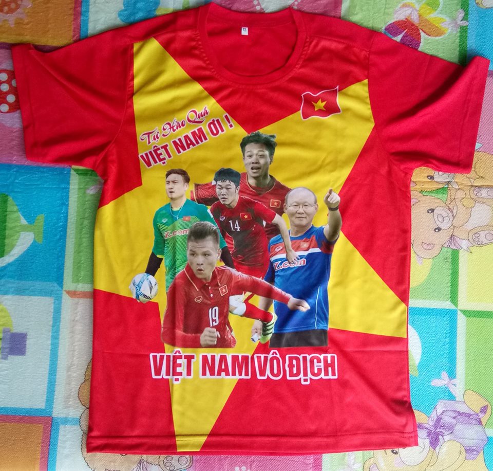 Trang phục cổ vũ đi bão với đội tuyển Việt Nam